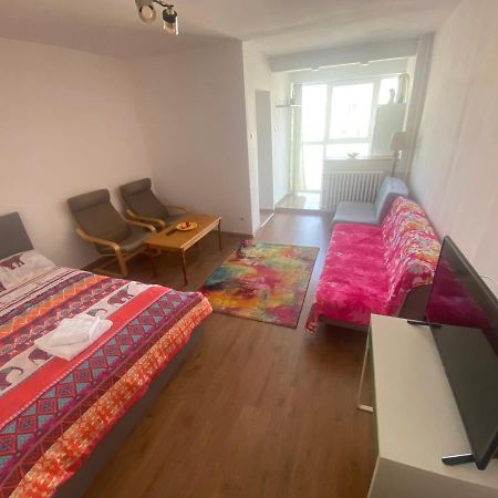 Lovely 1 Bedroom Apartment With Free Street Parking Bukarest Kültér fotó