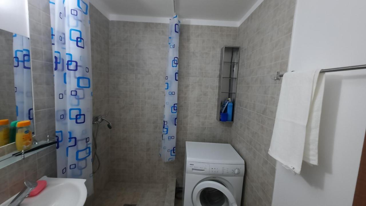 Lovely 1 Bedroom Apartment With Free Street Parking Bukarest Kültér fotó