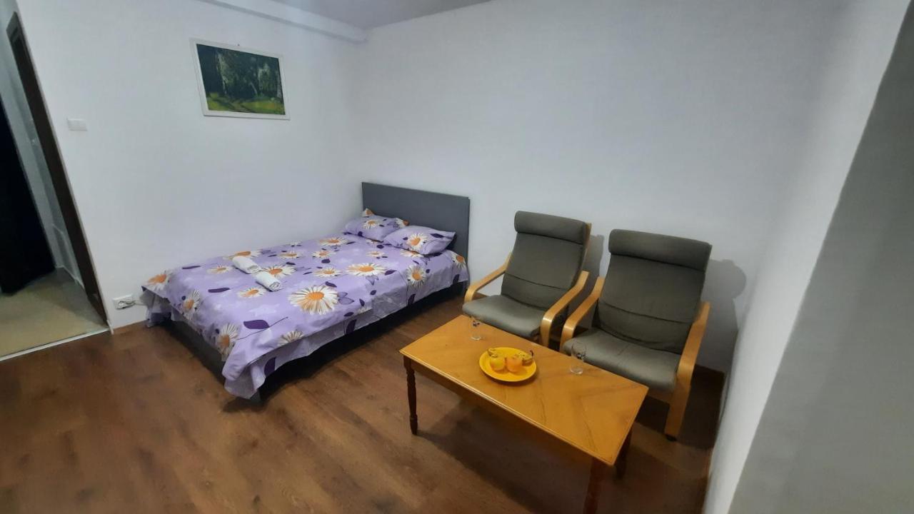 Lovely 1 Bedroom Apartment With Free Street Parking Bukarest Kültér fotó