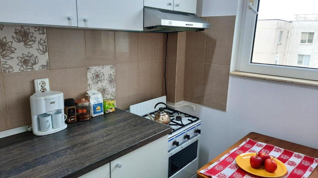 Lovely 1 Bedroom Apartment With Free Street Parking Bukarest Kültér fotó