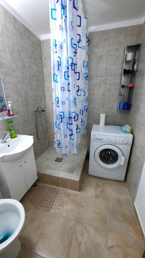 Lovely 1 Bedroom Apartment With Free Street Parking Bukarest Kültér fotó