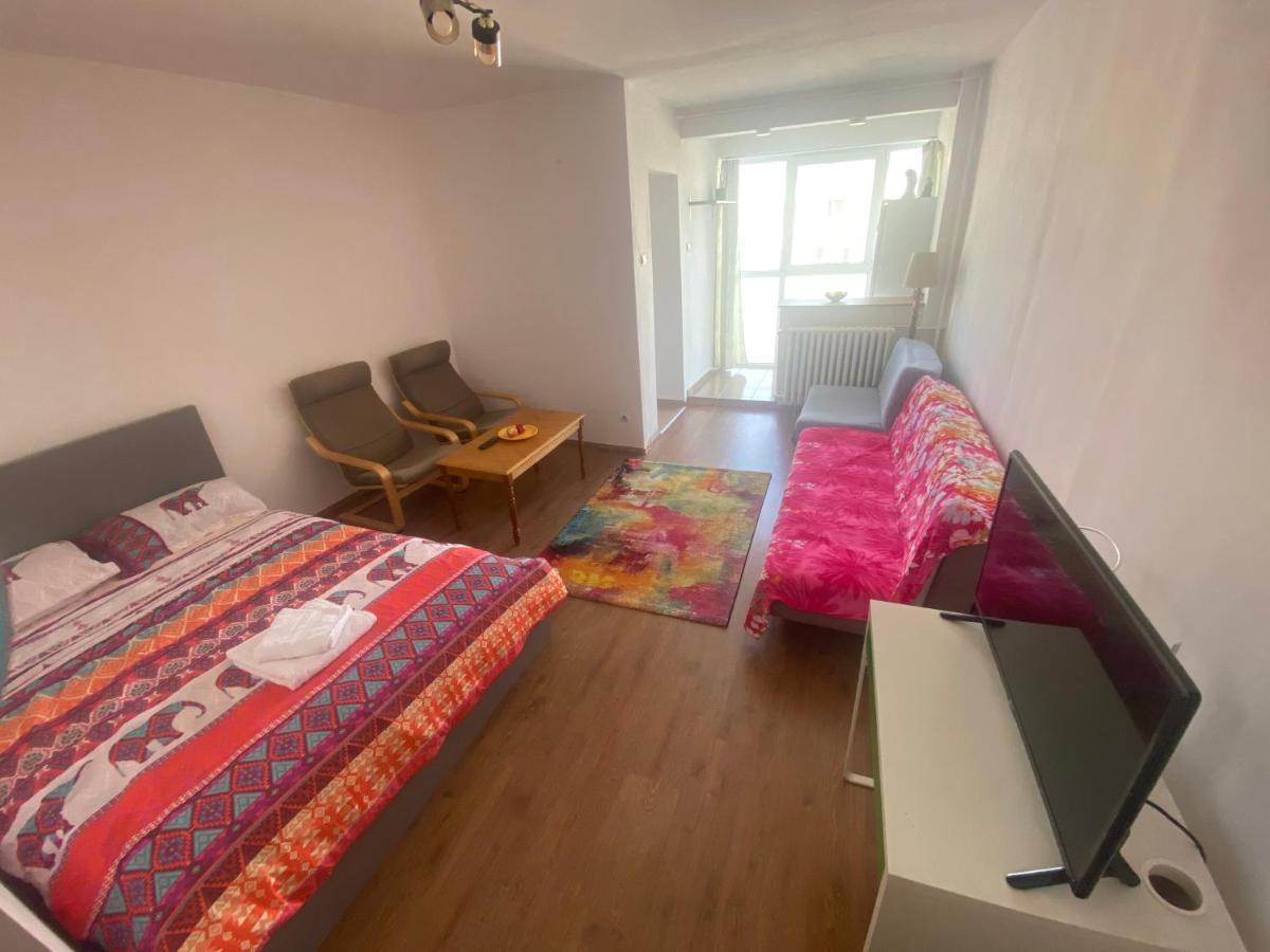 Lovely 1 Bedroom Apartment With Free Street Parking Bukarest Kültér fotó